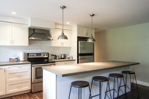 Private kitchen - Spacious 2-bedroom bottom suite in vibrant Tsawwassen (Vancouver)