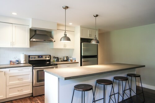 Spacious 2-bedroom bottom suite in vibrant Tsawwassen