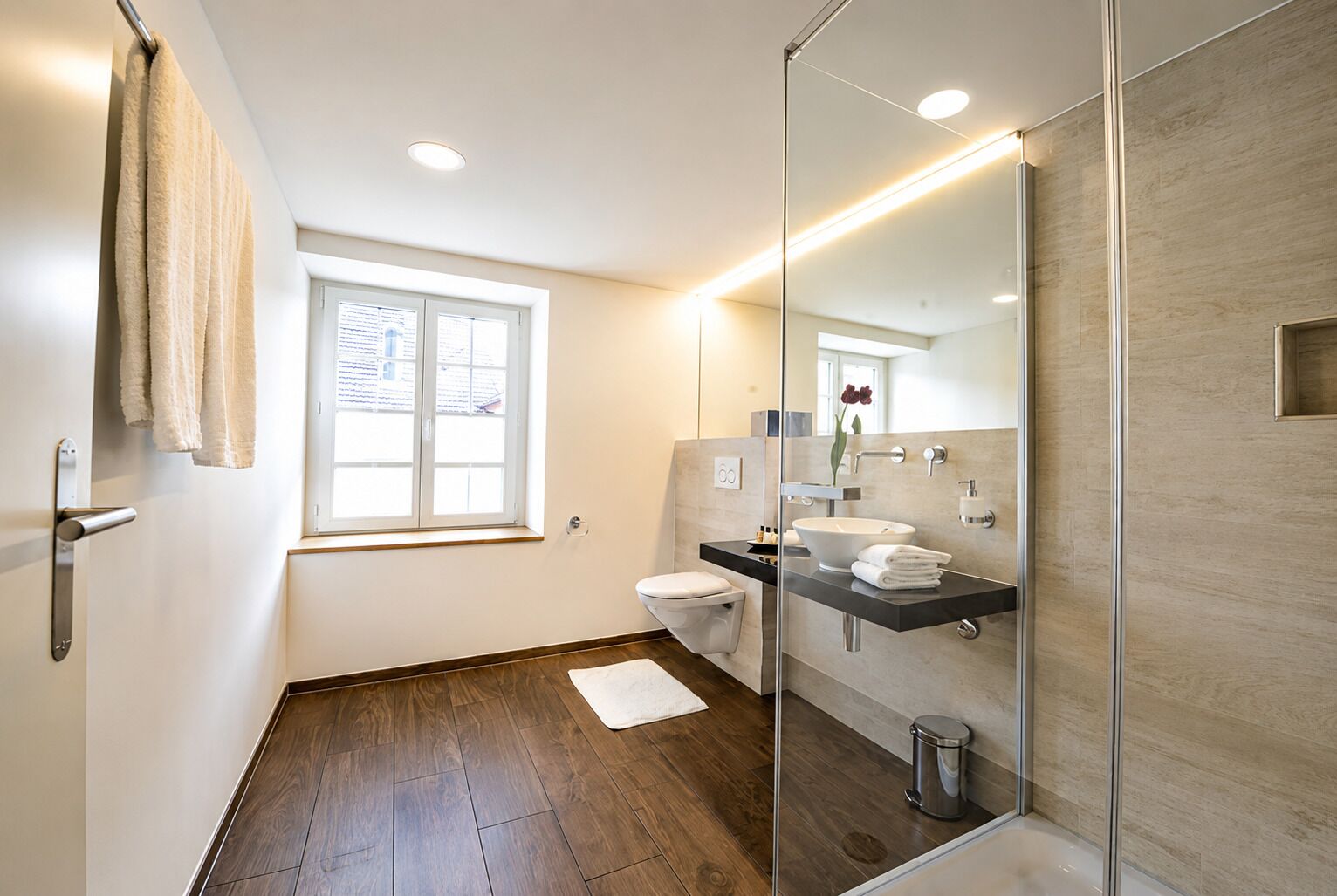 Haartrockner, Handtücher, Seife, Toilettenpapier