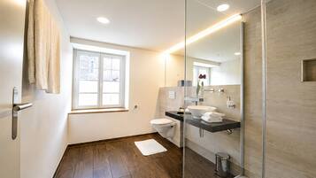 Haartrockner, Handtücher, Seife, Toilettenpapier