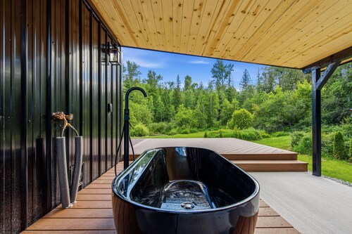 Modern Creekside Retreat w/ Outdoor Soaking Tub