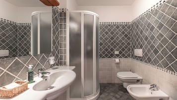 Habitación junior, balcón | Baño