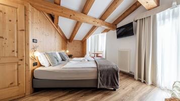 Habitación junior, balcón | Caja fuerte, wifi gratis, accesible en silla de ruedas