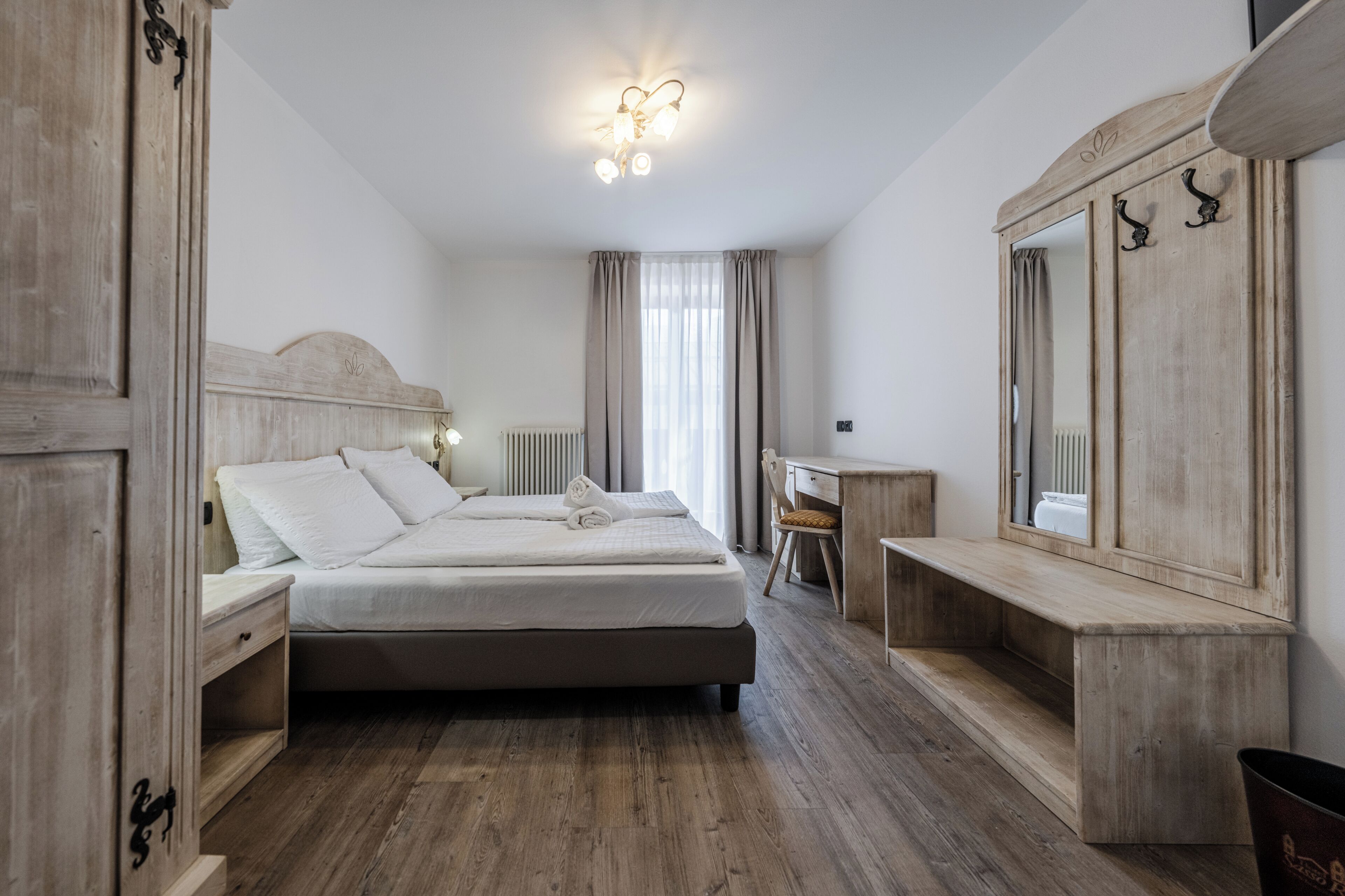 Standard-Doppel- oder -Zweibettzimmer, Balkon, Bergblick | Zimmersafe, kostenloses WLAN, Rollstuhlgeeignet