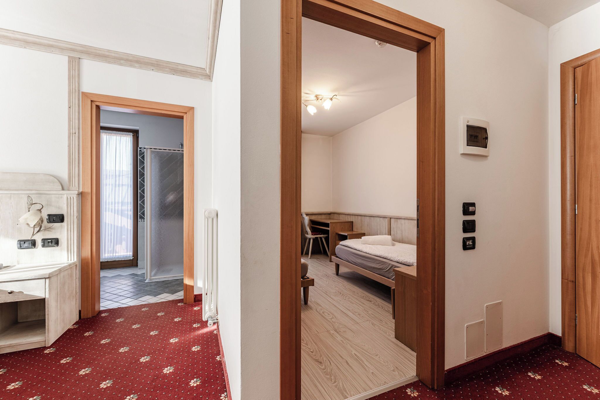 Habitación superior, balcón, vistas a la montaña | Caja fuerte, wifi gratis, accesible en silla de ruedas