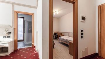 Habitación superior, balcón, vistas a la montaña | Caja fuerte, wifi gratis, accesible en silla de ruedas