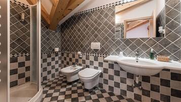 Chambre Supérieure Double ou avec lits jumeaux, balcon, vue montagne | Salle de bain