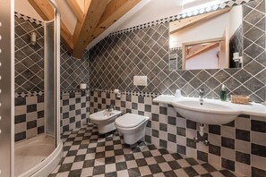 Kahden hengen superior-huone (yksi tai kaksi sänkyä), parveke, vuoristonäköala | Kylpyhuone