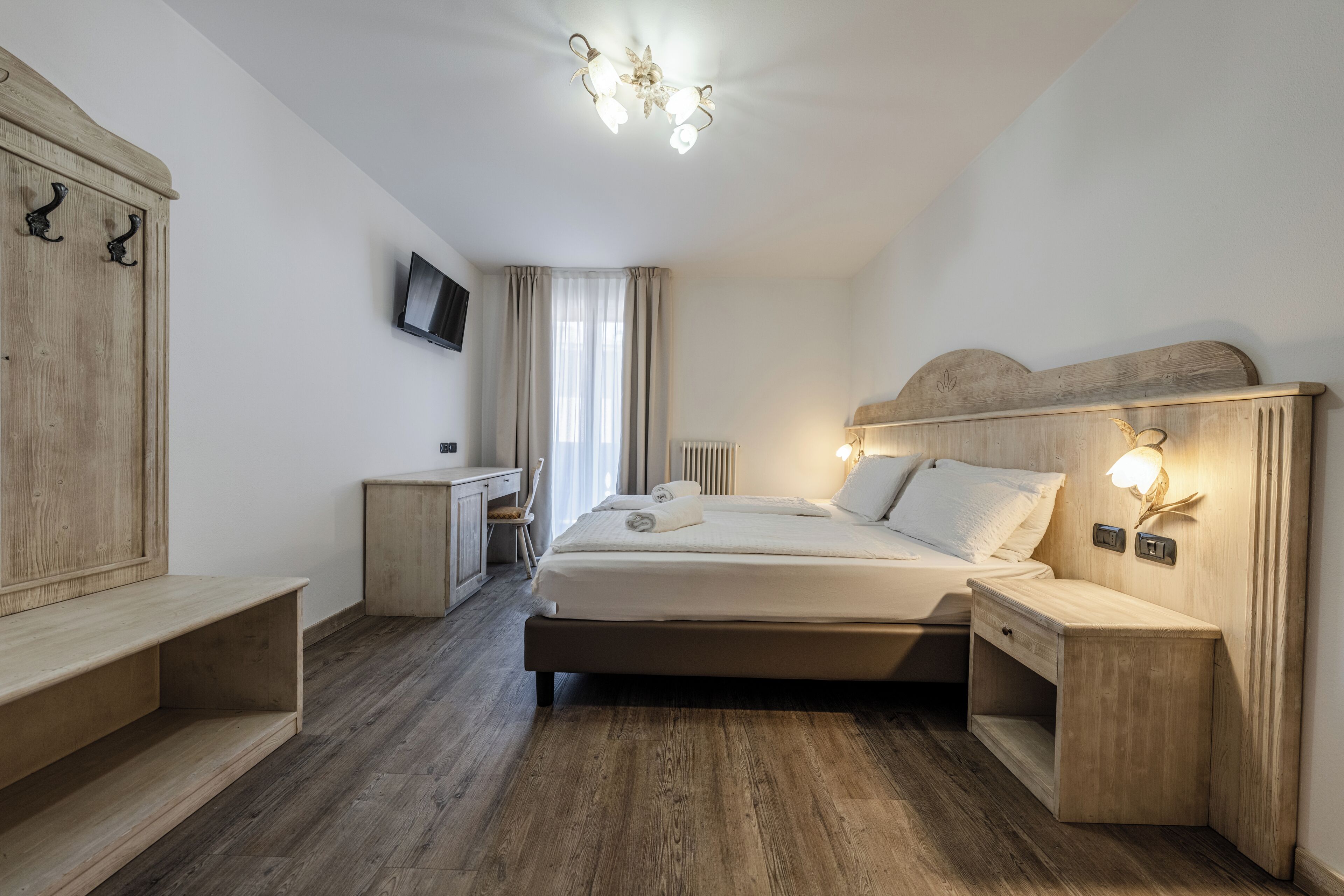 Standard-Doppel- oder -Zweibettzimmer, Balkon, Bergblick | Zimmersafe, kostenloses WLAN, Rollstuhlgeeignet