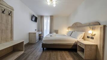 Standard-Doppel- oder -Zweibettzimmer, Balkon, Bergblick | Zimmersafe, kostenloses WLAN, Rollstuhlgeeignet