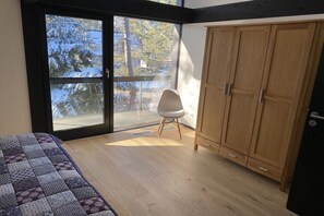 Tabla de planchar con plancha, wifi gratis, ropa de cama
