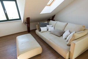 A room with a sofa, ottoman, and a skylight. - Holiday home in Malchow with swimming pool (Malchow)