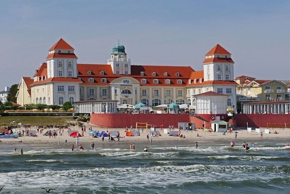 A large building with multiple towers and a beach in the foreground. - Holiday apartment in Glowe with swimming pool (Glowe)
