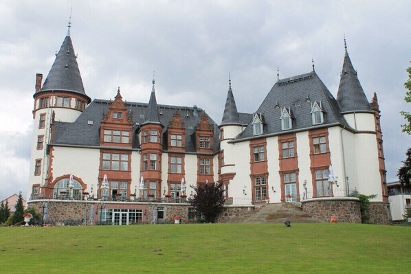 Ein großes, historisches Gebäude mit mehreren Türmen und einem markanten Eingang.