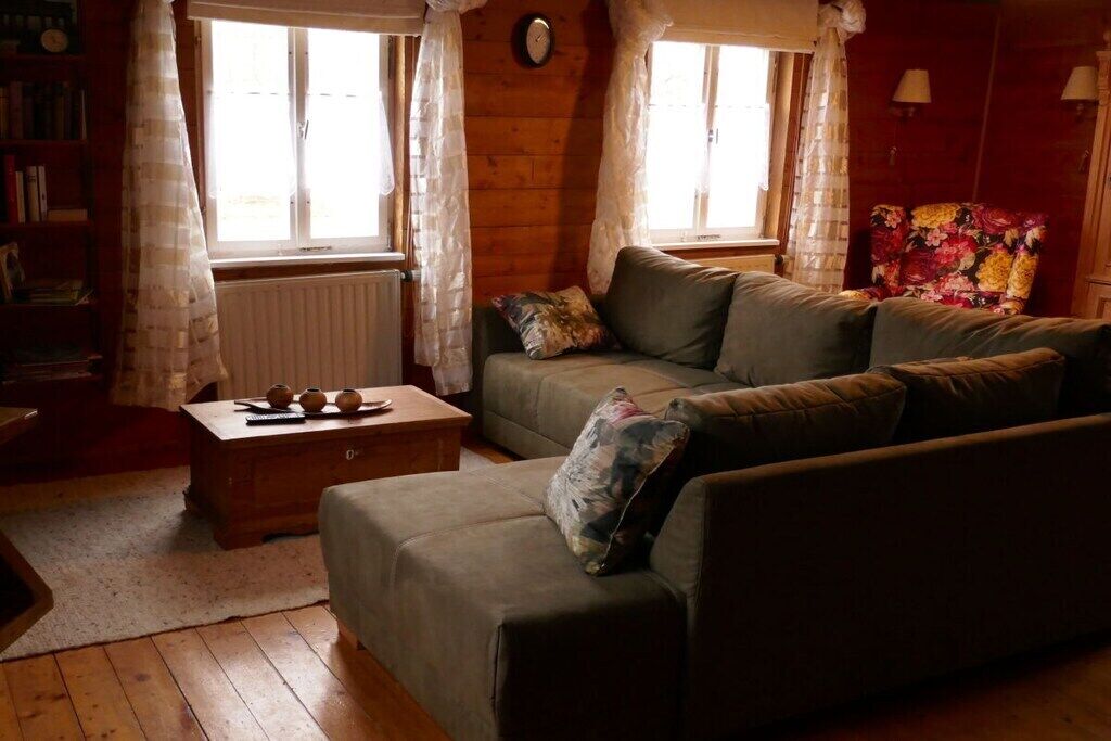 Smart-TV, Kamin, DVD-Player, Bücher