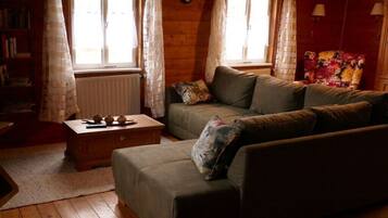 Smart-TV, Kamin, DVD-Player, Bücher