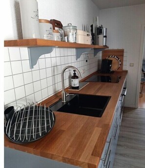 Wasserkocher mit Kaffee-/Teezubehör, Kühlschrank, Ofen, Herdplatte