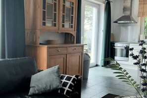 Eine moderne Küche mit Holzausstattung, einem eingebauten Ofen und einem großen Fenster.