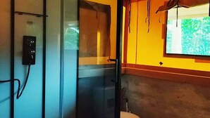 A bathroom with a glass partition, a toilet, and a window with a view of greenery. - Holiday Home in Noord-scharwoude With Wi-fi (Noord-Scharwoude)