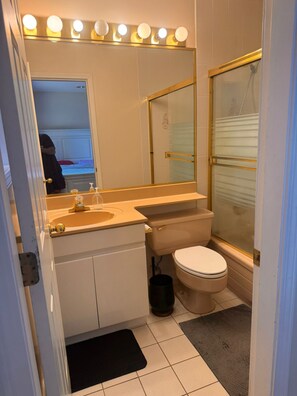 Bathroom - Fantastic 2-bedroom townhome in Langley perfect for your getaway (Langley)