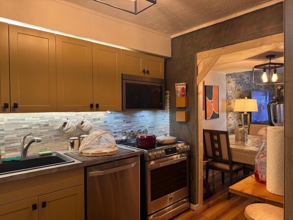 Private kitchen - Fantastic 2-bedroom townhome in Langley perfect for your getaway (Langley)