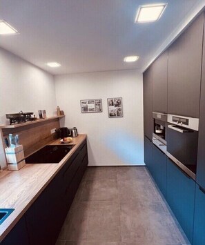 Kühlschrank, Ofen, Herdplatte, Geschirrspüler