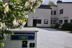 Ein Gebäude mit einem Schild, auf dem 'Ferienwohnung' und die Nummer '2B' stehen.