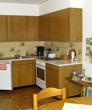 Wasserkocher mit Kaffee-/Teezubehör, Kühlschrank, Ofen, Herdplatte