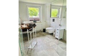 Shower, hair dryer - Holiday apartment with 1 bedroom (Kluis Ot Gagern \/Rügen)