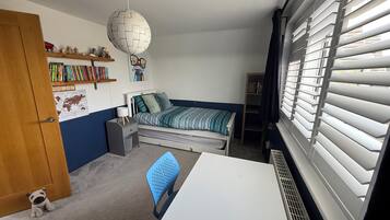 4 bedrooms, iron/ironing board, WiFi, bed sheets