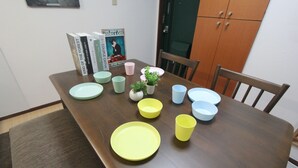 Una taula de menjador amb plats, tasses i llibres.