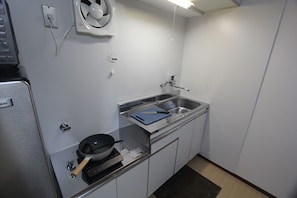 Private kitchen - Great Location & Value! Cozy Shinjuku Stay - 5 min to Station & Kabukicho Tower4 (Kabuki Cho, Shinjuku Ku)