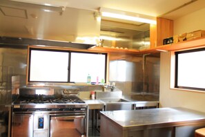 Mini-fridge, microwave, stovetop, cookware/dishes/utensils - Villa Lumière (Yamanakako-mura,Minamitsuru-gun)