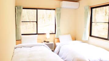 Habitación clásica con 2 camas individuales, vista al jardín | Escritorio, espacio para trabajar con laptop y cortinas blackout