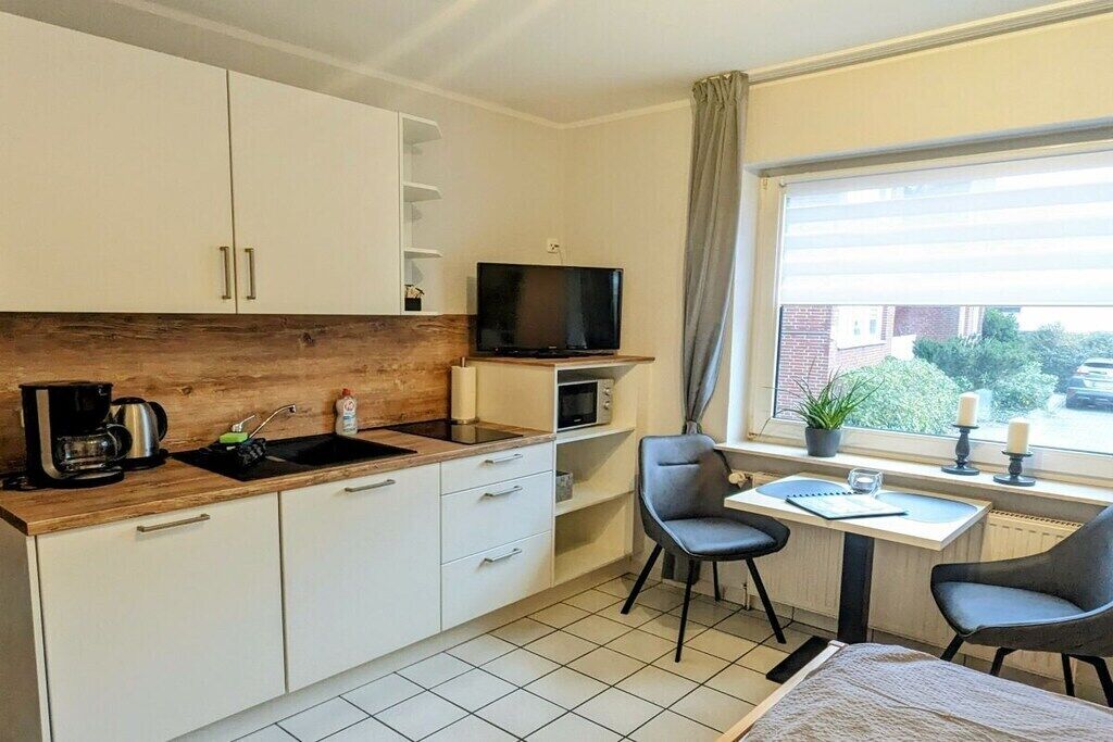 Kühlschrank, Mikrowelle, Herdplatte, Wasserkocher mit Kaffee-/Teezubehör