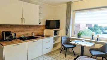 Kühlschrank, Mikrowelle, Herdplatte, Wasserkocher mit Kaffee-/Teezubehör