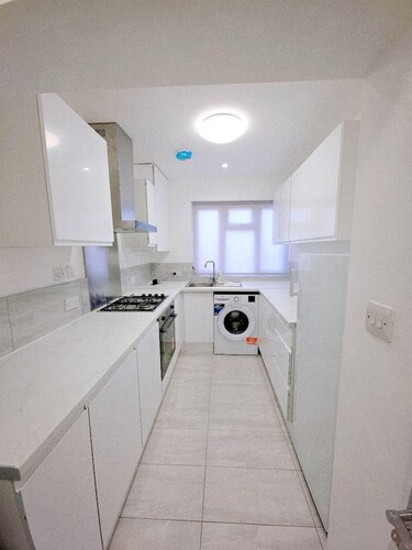 House Sleeps 7 With Garden and Parking