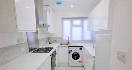 House Sleeps 7 With Garden and Parking