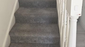 A staircase with carpeted steps and white balusters. - House Sleeps 7 With Garden and Parking (Erith)