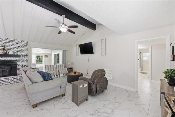 Living area - Updated 5 bedroom home w/pool in Talyors Landing (Beaumont)