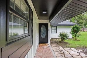 Exterior detail - Updated 5 bedroom home w/pool in Talyors Landing (Beaumont)