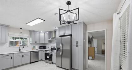 Updated 5 bedroom home w/pool in Talyors Landing