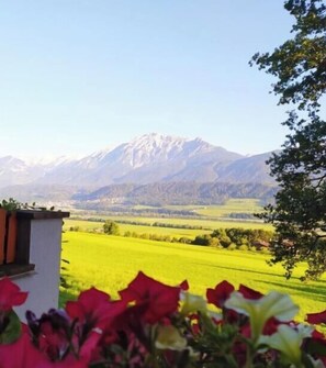 Eine Berglandschaft mit einem Gebäude im Vordergrund.