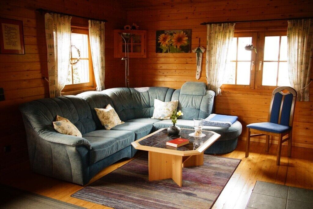 Smart-TV, Kamin, Bücher, Stereoanlage