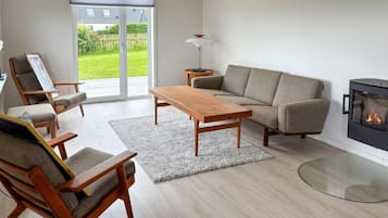 Smart TV, fireplace, stereo