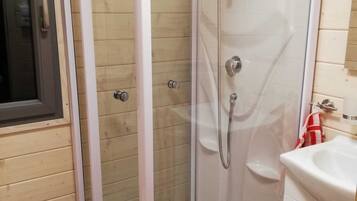 Douche, sèche-cheveux, savon, papier toilette