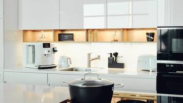 Fridge, oven, stovetop, dishwasher