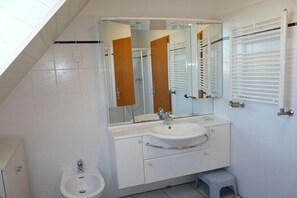 Bathroom - Holiday apartment with 2 bedrooms (Dorum-Neufeld)