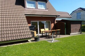 Outdoor dining - Holiday apartment with 1 bedroom (Dorum-Neufeld)