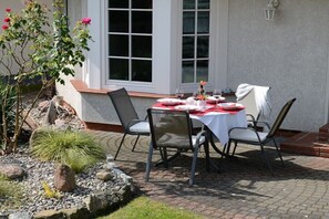 Outdoor dining - Holiday home in the Baltic Sea with 2 bedrooms (Seeheilbad Zingst)